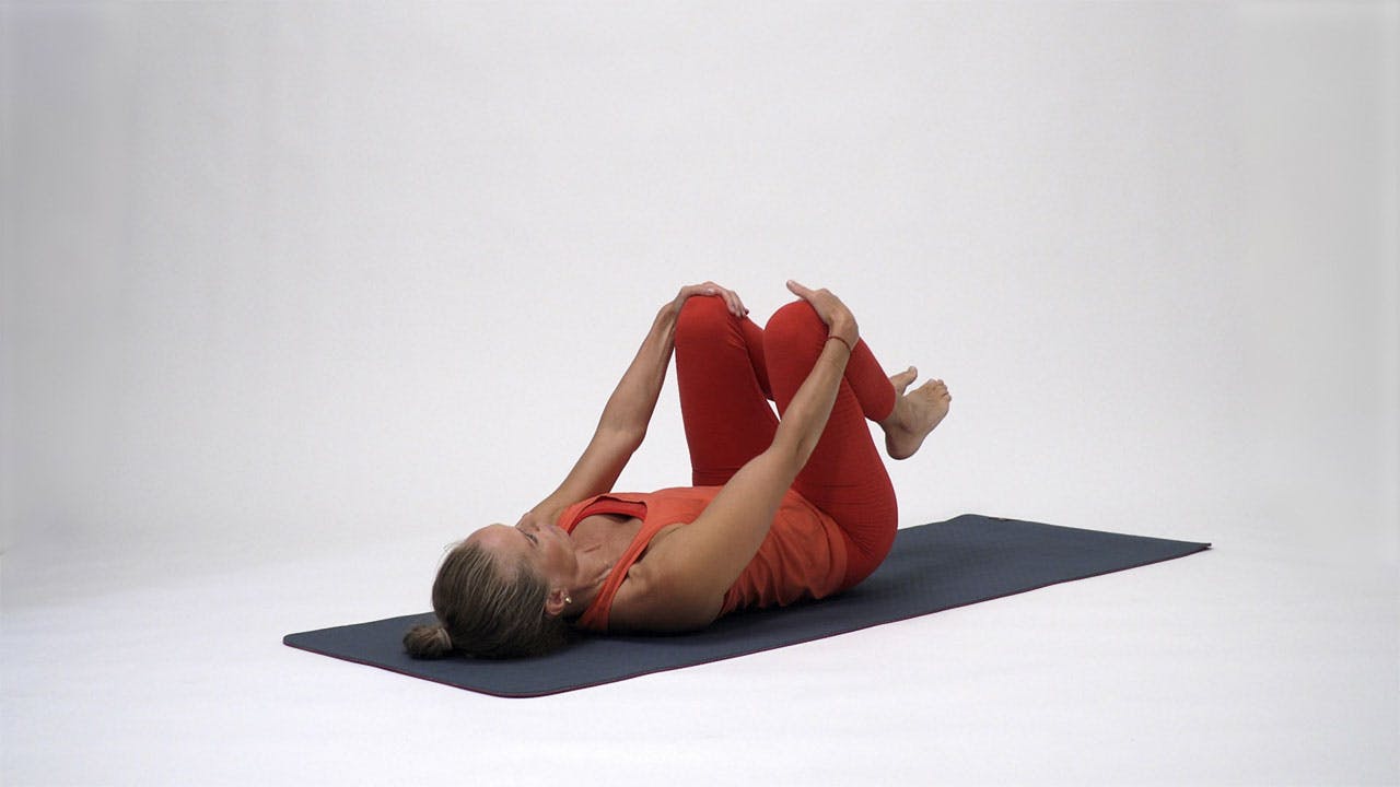 Liggende beinløft Kvinne trener delte magemuskler